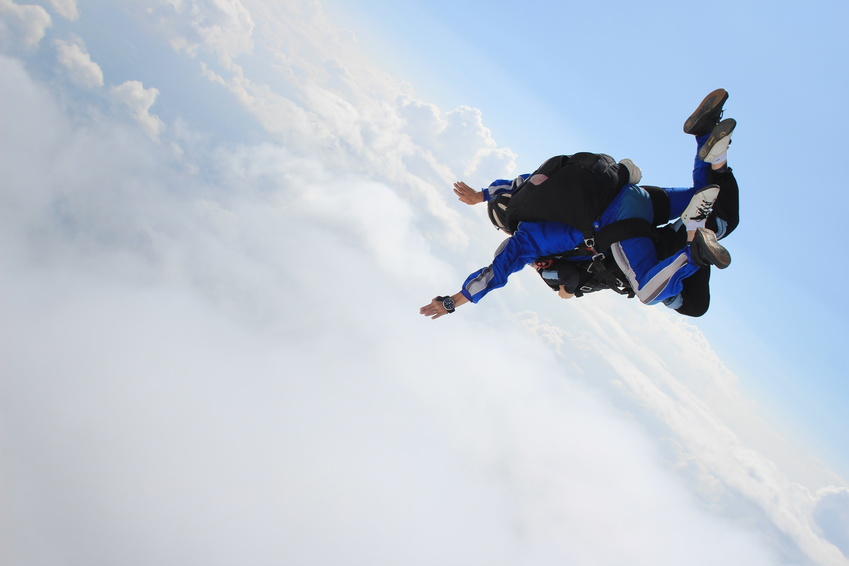 the weight limit for skydiving is 220 lbs for the tandem student